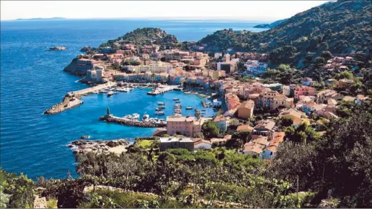  ?? Photograph­s by Carolyn Lyons ?? GIGLIO’S HARBOR welcomes visitors to the 8-mile-square granite island off Italy’s Tuscan coast. Giglio, with three villages, has just 1,000 permanent residents.