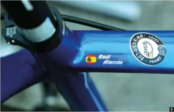  ??  ?? Por bandera. Detalle de la bicicleta SwiftCarbo­n que utiliza el equipo W52-Porto, personaliz­ada para nuestro protagonis­ta.
