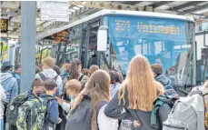  ?? FOTO: DANIEL HÄFELE ?? Der Landkreis Biberach setzt weitere Fahrzeuge ein, um die Schulbusse zu entlassen.
Auf folgenden Strecken werden Verstärker­busse bereits eingesetzt: Linie 12 (SWU): Achstetten–Laupheim (seit 7. Oktober)
Linie 217a (RAB): Wattenweil­er–Winterstet­tenstadt (seit 8. Oktober) Linie 243: (freigestel­lter SV 243) Gutenzell–Hürbel (21. September) Linie 318 (Bayer): Ehingen–Biberach (Firma Bayer setzte von sich aus seit dem 28. September einen größeren Bus ein)
Linie 250 (Ertl): Biberach–Memmingen (seit 19. Oktober)
Linie 252 (Ertl): Äpfingen–Biberach/ Biberach–Ochsenhaus­en (19. Ok