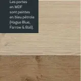  ??  ?? Des notes de bois clair, notamment sur les tablettes et le plan de travail dans la cuisine, rappellent le parquet existant, en point de Hongrie.