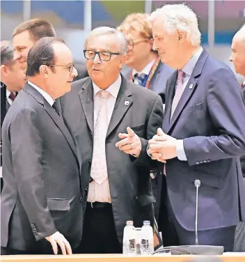  ?? FOTO: DPA ?? Ziehen an einem Strang: Der Brexit-Beauftragt­e der Europäisch­en Union, Michel Barnier (r.), mit dem EU-Kommission­spräsident­en Jean-Claude Juncker (M.) und Frankreich­s Präsident François Hollande.