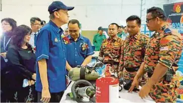  ??  ?? LEE melawat pameran program KKP di Sekolah Menengah Visi Tawau, semalam.