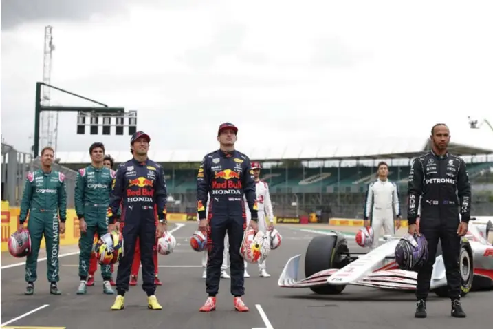  ??  ?? Op de voorgrond Sergio Perez en Max Verstappen van Red Bull, en rechts Lewis Hamilton en Valtteri Bottas van Mercedes, donderdag bij de presentati­e op Silverston­e van de F1-bolide voor 2022.