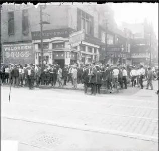  ?? CHICAGO DAILY NEWS PHOTO ARCHIVE/CHICAGO HISTORY MUSEUM ?? Scenes from 1919, when race riots erupted in Chicago.