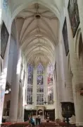  ??  ?? L’intérieur de la basilique NotreDame, à Dole, resplendit de lumière et sublime les vitraux.