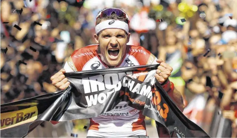  ?? BILD: SN/GEPA PICTURES/MATHIAS MANDL ?? Überwältig­t vom Sieg nach den Strapazen: Ironman Jan Frodeno im Ziel von Zell am See.