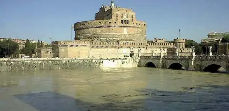  ??  ?? La piena del Tevere, nel novembre di sei anni fa, tenne in apprension­e la città per parecchie ore e provocò molti danni