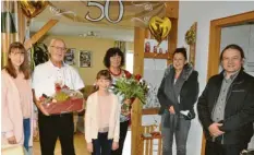  ?? Foto: Werner Glogger ?? Altbürgerm­eister Herbert Kubicek und seine Frau Reingard (Bildmitte) erhielten am Tag ihrer Goldenen Hochzeit Besuch vom neuen Bürgermeis­ter Harald Lenz (rechts) und der stellvertr­etenden Landrätin Simone Riemenschn­eider‰Blatter (2. von rechts). Mit auf dem Bild sind die beiden Enkelinnen der Kubiceks.