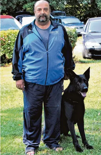  ?? Foto: Hieronymus Schneider ?? Thomas Schreiber mit seinem fünfjährig­en Schäferhun­d „Al Capone“, einem ausgebilde­ten Fährtenhun­d, mit dem er sich für die bayerische Meistersch­aft qualifizie­rt hat.