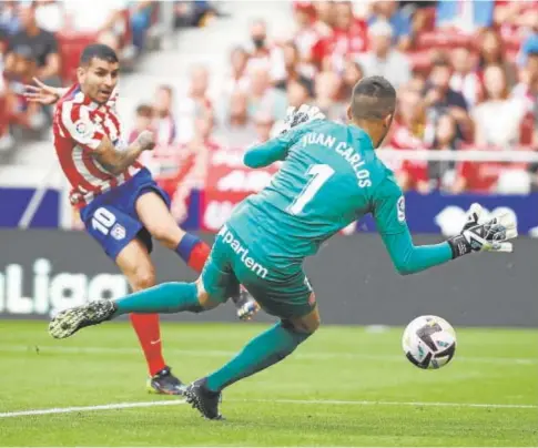  ?? // REUTERS ?? Ángel Correa remata ante Juan Carlos en su segundo gol del partido