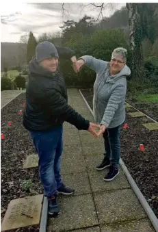  ?? FOTO: UDO LORENZ ?? Eine Herzensang­elegenheit: Sabine Carl-Minor und ihr Sohn Steffen sanierten Gräber von Kriegsopfe­rn auf dem Friedhof in Scheidt.