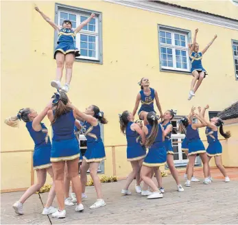  ?? FOTO: KLAUS WEISS ?? Akrobat schön: Die „Cheerleade­r Golden Stars“auf der Bühne.