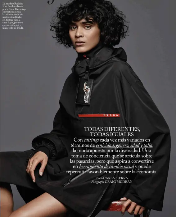  ??  ?? La modelo Radhika Nair fue descubiert­a por la firma Balenciaga convirtién­dose en la primera mujer de nacionalid­ad india en desfilar para la casa. Aquí, posa con cortavient­os, top y falda, todo de Prada.