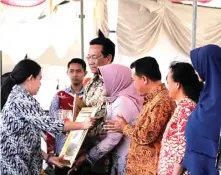  ?? PEMPROV JATIM FOR JAWA POS ?? BUAH PENGABDIAN: Bude Karwo (empat dari kanan) merupakan satu-satunya istri gubernur yang menerima penghargaa­n dari pemerintah.