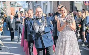  ?? FOTO: GEORG SALZBURG ?? Endlich im Mittelpunk­t: Kerstin und Sven Hösen zeigten sich bestens gelaunt während der Parade.