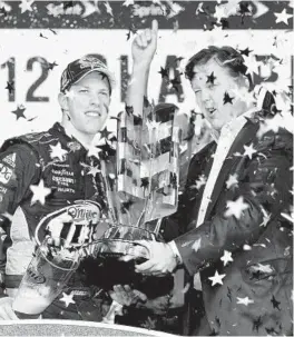  ?? CHRIS GRAYTHEN/GETTY IMAGES ?? NASCAR chairman and CEO Brian France, right, hands the Sprint Cup trophy to driver Brad Keselowski, who finished 15th to hold off Jimmie Johnson.