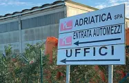  ??  ?? L’azienda La sede dell’Adriatica spa a Loreo dove l’operaio 36enne stava lavorando ieri