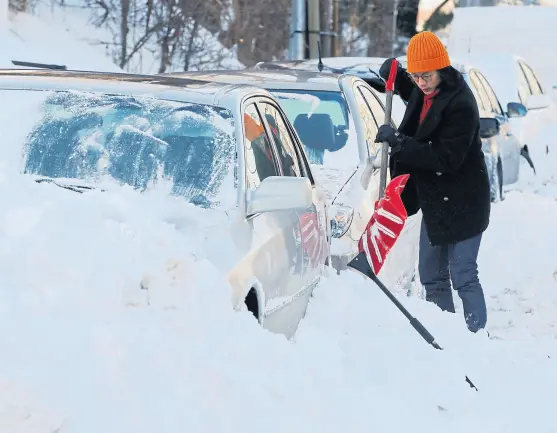  ?? Brian snyder/reuters ?? En Boston, una mujer trata de correr la nieve que cubre su auto