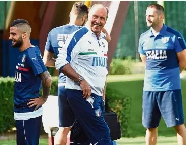  ?? — AP ?? All’s not lost: Italy coach Giampiero Ventura (centre) cheering up his players at a training session in Florence yesterday ahead of their 2018 World Cup qualifier against Israel today.