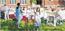  ?? FOTO: CLAUDIA STECKELER ?? Auch wenn kein „Weiß-Zwang“bestand, hielten sich doch die allermeist­ern Gäste an das Motto eines „Diners en Blanc“.