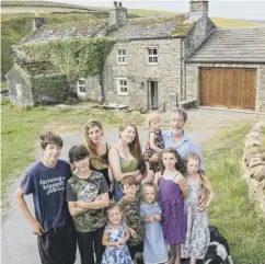  ?? PICTURES: PA ?? Amanda Owen with her sheepdogs, main; with husband Clive and their nine children, above