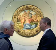  ??  ?? Per musei Sopra Richard Gere e il direttore degli Uffizi Eike Schmidt davanti al Tondo Doni di Michelange­lo L’attore ha visitato anche il Museo Zeffirelli