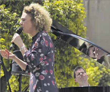  ?? ALBERT BERTRAN ?? Carme Canela y Marco Mezquida interpreta­n un bolero, ayer, durante la presentaci­ón del nuevo ‘Barcelonas’.