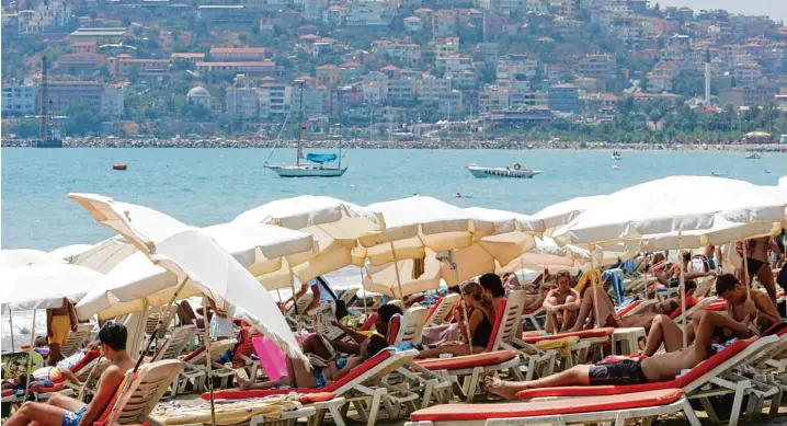  ?? Archivfoto: Jochen Tack, Imago ?? Als wäre nichts gewesen: Nach zwei heftigen Krisenjahr­en sind die Urlauberst­rände in der Türkei – hier Alanya – wieder voll.