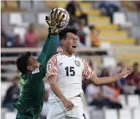  ?? Photo by Ryan Lim ?? India’s Udanta Singh Kuman vies against Thailand goalkeeper Chatchai Bootprom. —