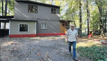  ?? Sergei Loiko
Los Angeles Times ?? POET
Oleg Khlebnikov at his dacha at Peredelkin­o. He has lived and worked in the retreat for 20 years.