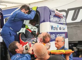  ??  ?? Muchos camiones en pista hace que los incidentes sean frecuentes. En la imagen Oly Janes (Buggyra) es evacuado después de que su camión chocara contra un muro en el GP de Italia.