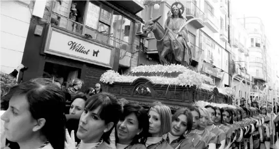  ?? Fotos: Mona Trautmann/A. García ?? Die Costaleras de la Santa Mujer Verónica tragen den Thron mit der Jesus-Figur durch die Stadt.