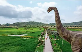  ?? Qin Bin ?? 4 de marzo de 2018. El Parque del Arroz de Sanya, en la provincia de Hainan, atrae a aficionado­s a los dinosaurio­s.