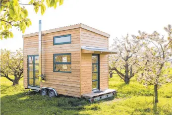 ??  ?? Ein rollendes Zuhause im Grünen: Das Tiny House, das die Tischlerei Bock aus Bad Wildungen gebaut hat, beherbergt auf rund 15 Quadratmet­ern: Küche, Wohn- und Schlafecke­n, Bad und Schreibtis­ch.