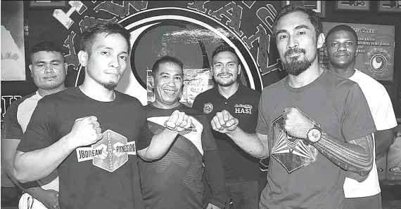  ?? / RUEL ROSILLO ?? ■ RESPECT: Nagharong ang main event fighters nga sila si Tonix Borres (wa) ug Clipoz Guadez (tuo) sa press conference sa Cebu Extreme Fight League (CEFL) Respect sa miaging gabii sa YawYan Ardigma Cebu Headquarte­rs sa dalan Sanciangko, siyudad sa Sugbo. Naa sa tunga nga bahin sila si promoter Benigno ‘Ekin’ Caniga Jr. ug HASI Fight Wear CEO Nino Castro. Makita sab sa hulagway ang co-main event fighters nga sila si Rodel Valisado ug Nigerian Simon Uchenna.