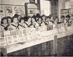  ??  ?? En 1954, diagonal al Teatro Nacional, se celebró la primera feria del libro en el país, presidida por la educadora Emma Gamboa. CORTESÍA DE ÓSCAR CASTILLO.