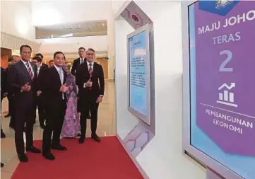  ?? ?? ONN Hafiz melawat pameran selepas Majlis Amanat Khas Menteri Besar Johor di Persada, Johor Bahru. - Gambar NSTP/NUR AISYAH MAZALAN