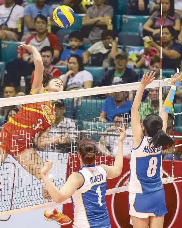  ??  ?? Myla Pablo (3) of Philips Gold scores on a powerful net attack against Foton’s Angeli Araneta and Jennifer Macatuno in yesterday’s Superliga thriller at the Cuneta Astrodome.