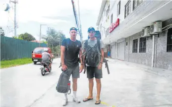  ?? FOTO: MARC EICH ?? Lars Rohrer (links) und Paul Kammerer hängen seit zwei Wochen auf den Philippine­n fest.