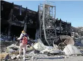  ?? OLEKSANDR GIMANOV / AFP ?? Teile Odessas sind durch die russischen Raketenang­riffe schwer zerstört. Hier liegt ein früheres Einkaufsze­ntrum in Trümmern.
