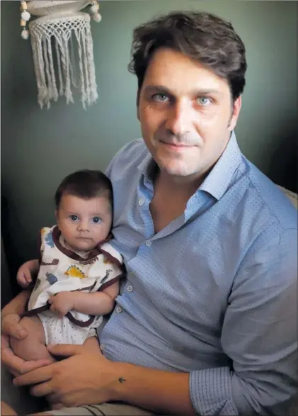  ?? / CRISTOBAL CASTRO ?? El autónomo Jorge Caprile, con su hijo Elio, en Barcelona hace dos semanas.