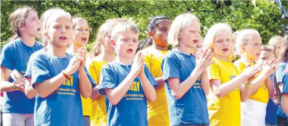  ?? FOTOS: LEHMANN ?? Viele Kinder bestritten das Bühnenprog­ramm bei den Wasseralfi­nger Festtagen.