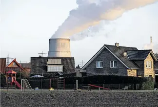  ?? [ van Flymen/picturedes­k.com ] ?? Das AKW Emsland läuft noch bis April, die Brenneleme­ntefabrik noch länger.