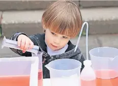  ?? FOTO: PRIVAT ?? In der „Lernwerkst­att Wasser“wurden unterschie­dlich große Becher, Wannen, Spritzen und Schläuche mit gefärbtem Wasser gefüllt.