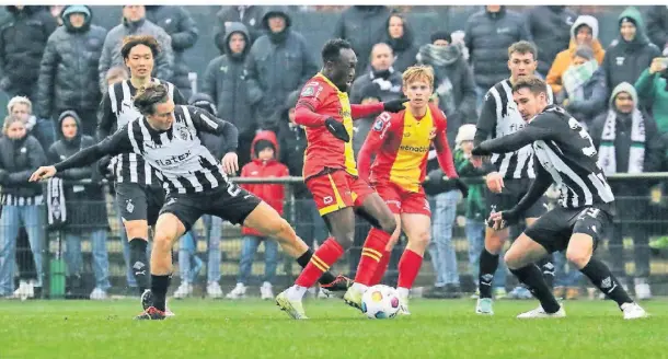  ?? FOTO: DIRK PÄFFGEN ?? Dem Gegner weniger Raum gewähren: Das muss ein Ziel der Gladbacher im zweiten Saisonteil sein. Hier setzen es Rocco Reitz und Max Wöber (l.) im Test gegen die Go Ahead Eagles um.