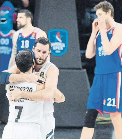  ?? FOTO: EFE ?? Abrazo de Rudy y Campazzo al final ante la decepción de los ex barcelonis­tas Moerman y Pleiss, ahora en el Anadolu Efes