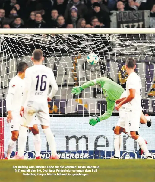  ??  ?? Der Anfang vom bitteren Ende für die Veilchen: Kevin Möhwald (14) erzielt das 1:0. Drei Auer Feldspiele­r schauen dem Ball
hinterher, Keeper Martin Männel ist geschlagen.