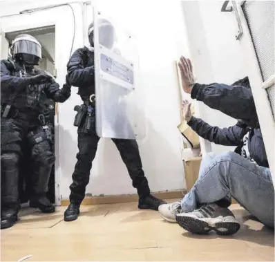  ?? Ferran Nadeu ?? Unos activistas intentan paralizar un desahucio en una vivienda de la calle de Roger de Flor de Barcelona.