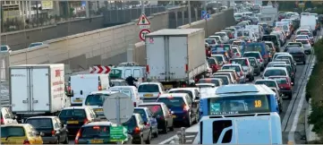  ?? (Photo P. Blanchard) ?? Constatant que la circulatio­n automobile est la principale cause de pollution, la feuille de route lance des pistes pour limiter l’usage de la voiture dans les transports quotidiens.