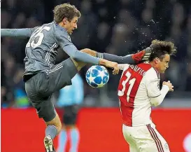  ??  ?? Diese Kung- Fu- Einlage von Thomas Müller war Gesprächst­hema Nummer eins nach dem 3: 3 der Bayern in Amsterdam.